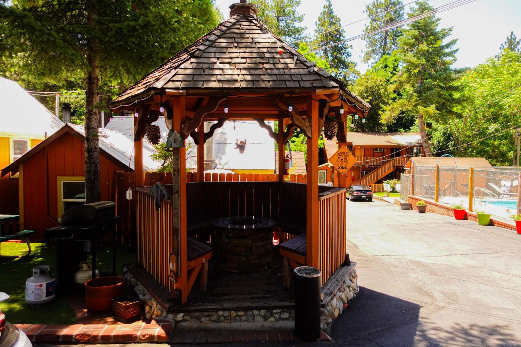 Sleepy Hollow Cabins And Hotel Crestline Exteriör bild